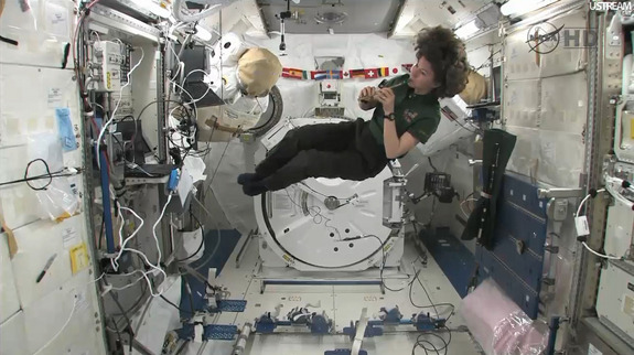 Astronauta tocando flauta en el espacio